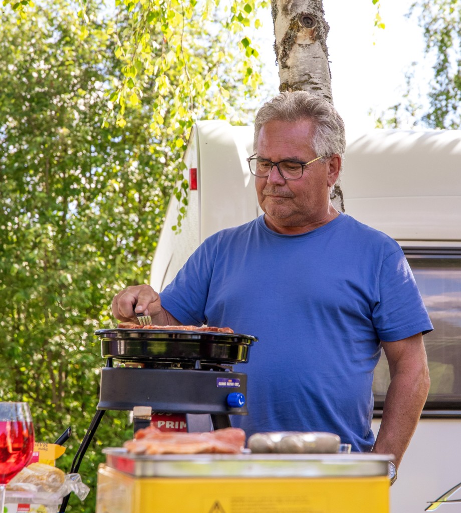 Gjest som griller og hygger seg på Langodden