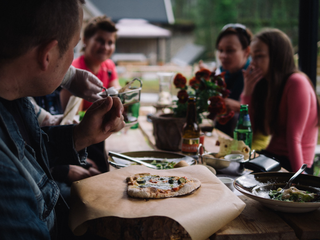 Kafé på tunet med pizza stekt ute i bakerovnen