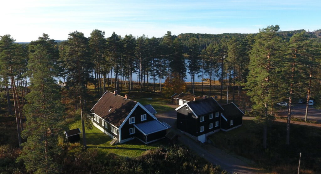 Dette er Huka og Villaen som ligger rett ved Sæterlisjøen.