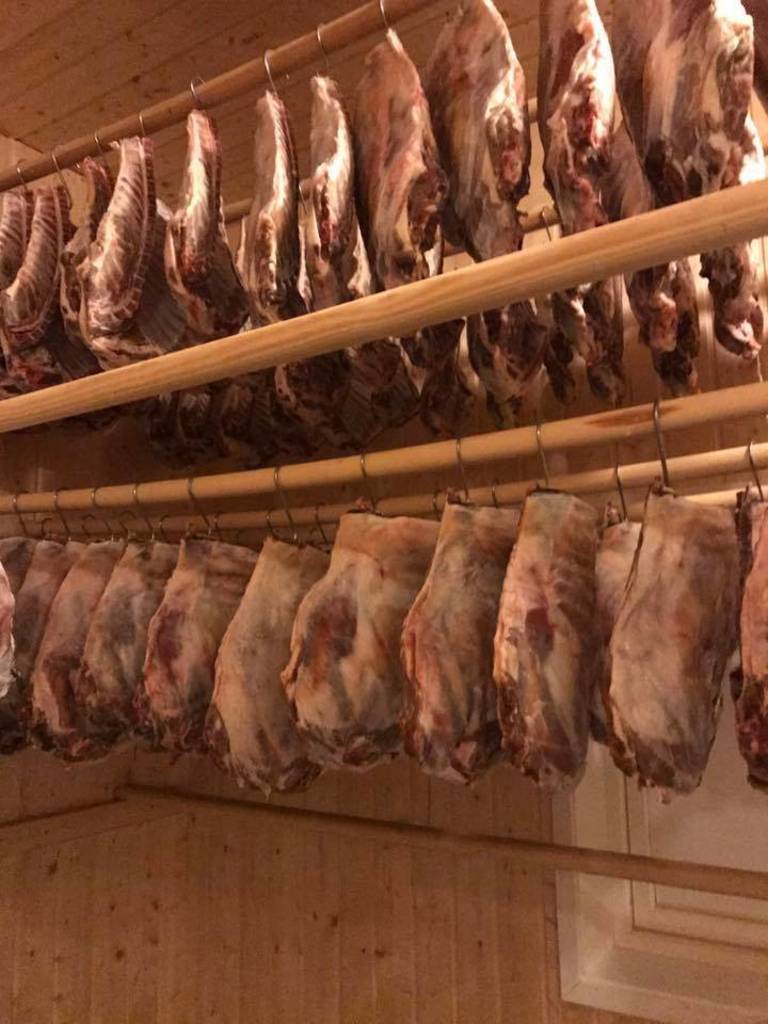 Ingenting går fort her på gården. Vi tar oss tid med råvarene. Pinnekjøttet tørrsaltes og henges til tørk, klart til julematen i desember :)