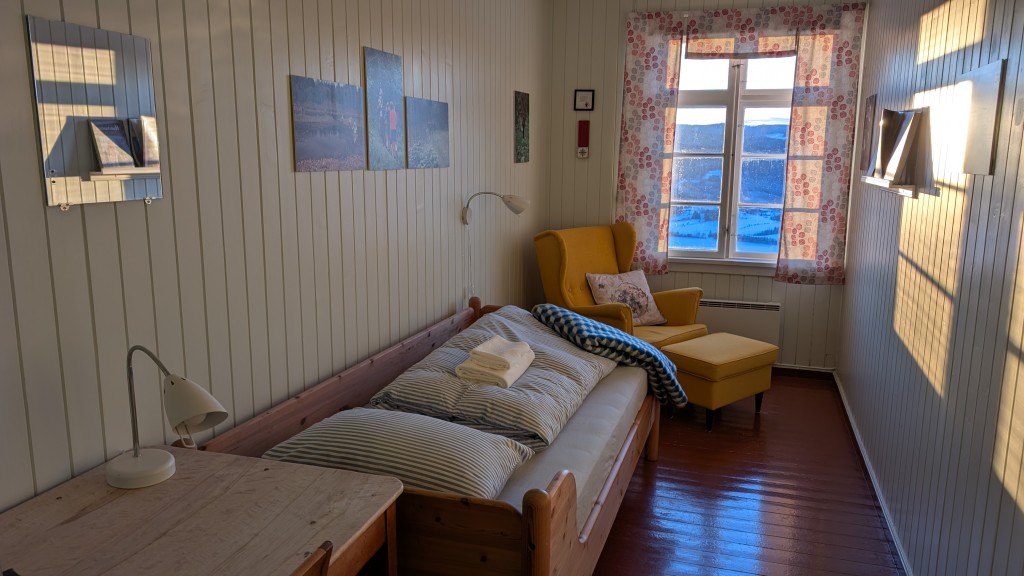 Rom nr. 5: Enerom med tema fra pilegrimsveien som går gjennom Østerdalen, hvor Marianne kommer fra. Bad rett utpå gangen. Utsikt mot Randsfjorden.