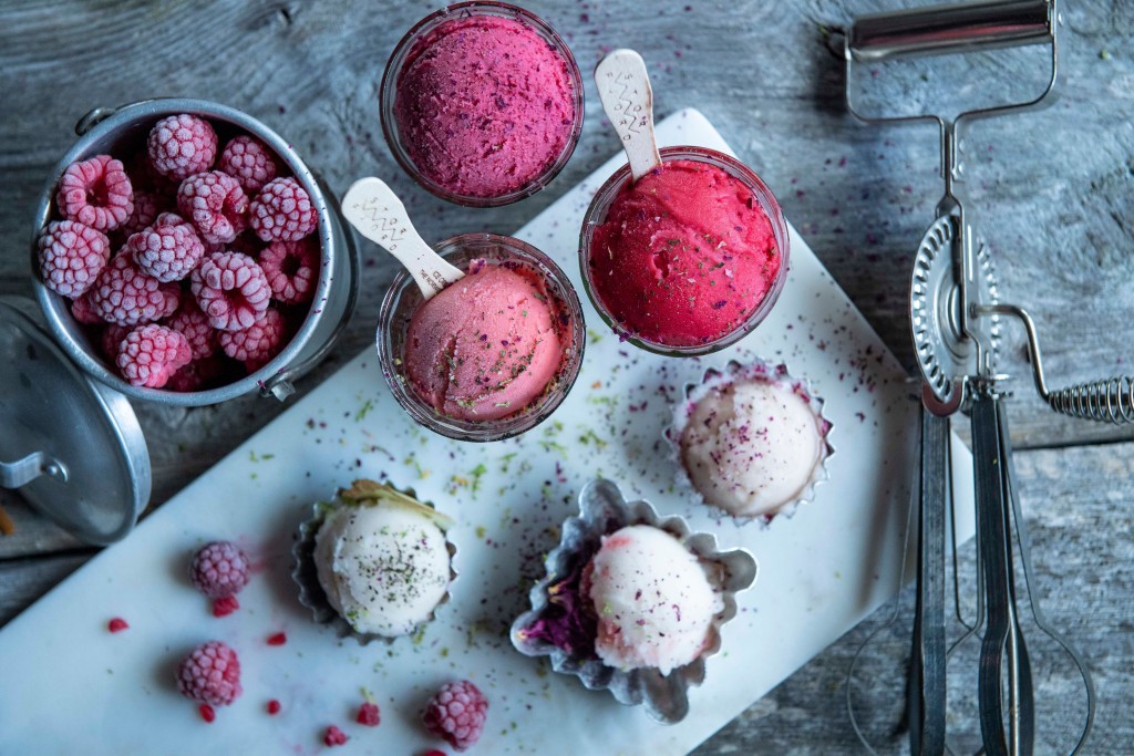 Frisk sorbet laget av nøye utvalgte bær og frukter fra fjordlandskapet. Med jordbær og bringebær fra Valldal får du en ren og naturlig smaksopplevelse.