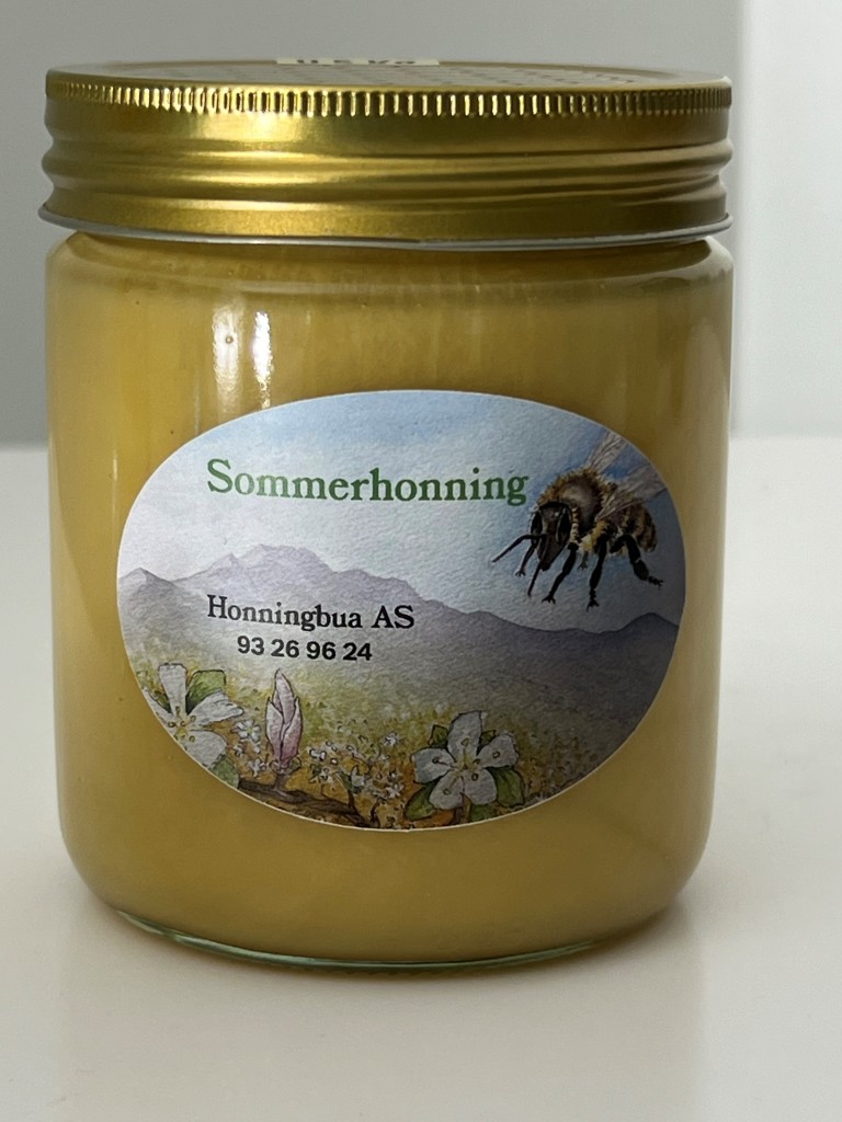 Sommerhonning er en blanding av nektar samlet fra et mangfold av blomster og urter. Fra de duftende kløverengene til de fargerike villblomstene. Denne blandings honningen høstes før biene flyttes på lyngtrekk.