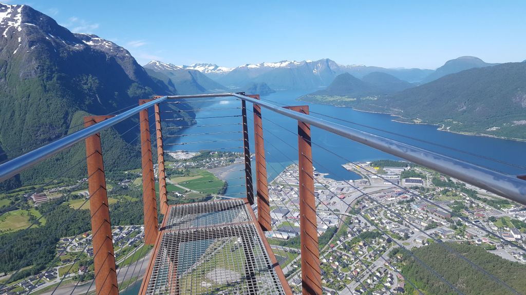 Utsikt fra Rampestreken med Romsdalsfjorden og Åndalsnes.