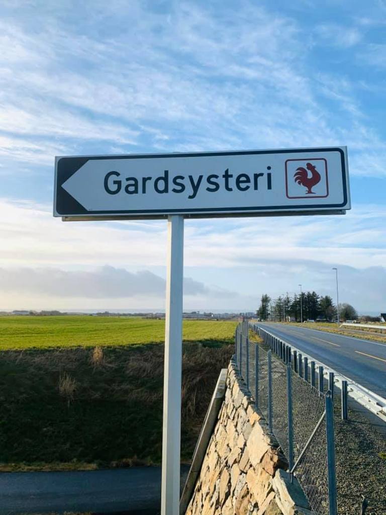 Det skal være lett å finne oss. Følg skiltet, her kommer du til Ystepikene med selvbetjent gardsbutikk.