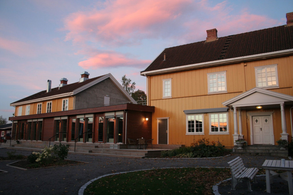 Solnedgang over vårt vakre gårdsrom