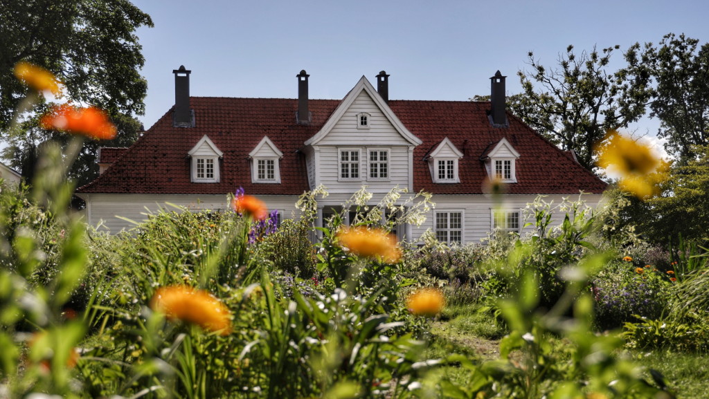 Hovudbygninga og kolonihagen på Stend vidaregåande skule.
