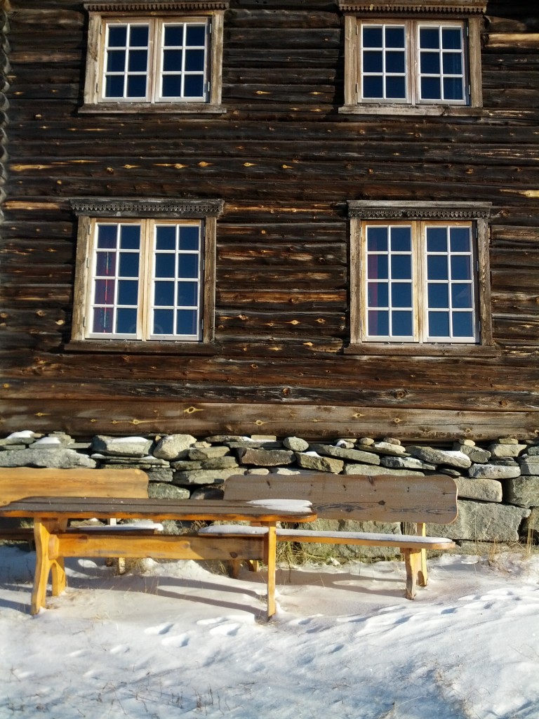 Sydveggen på Ottbragden, vakker og solsvidd.