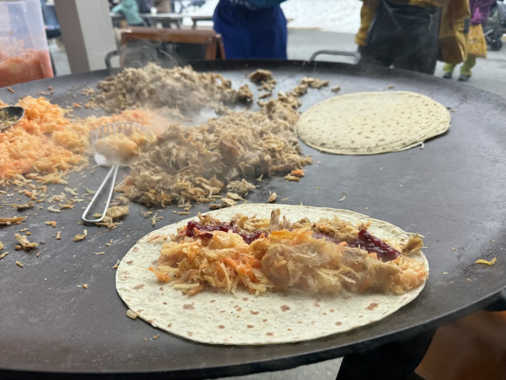 Servering av potetlefse med kjekjøtt, tilberedt på mourikka.