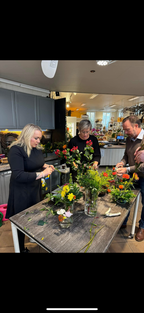Her er vi så heldige at vi fikk lære opp ordfører og varaordfører i blomsterbinderi