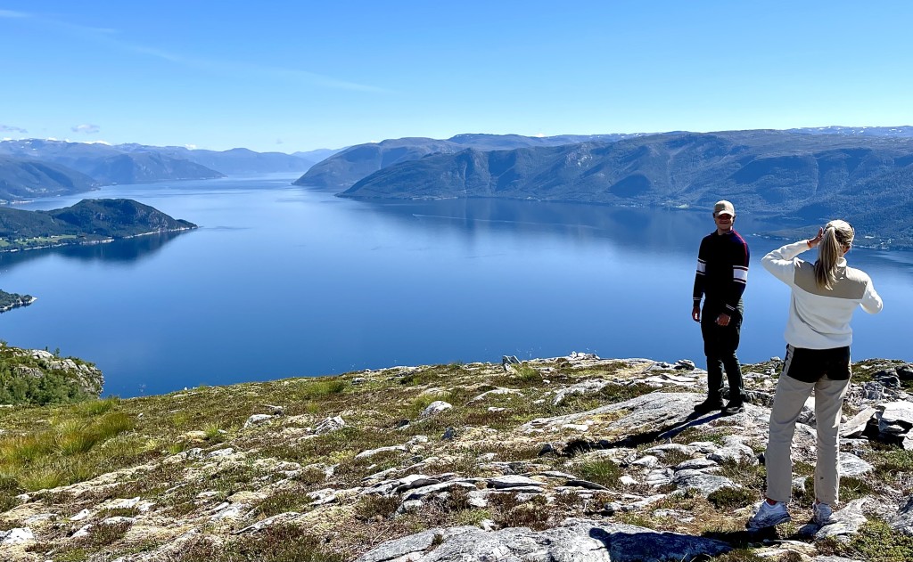 Fottur til Fuglefjellet. På toppen har du en fantastisk utsikt utover Sognefjorden.