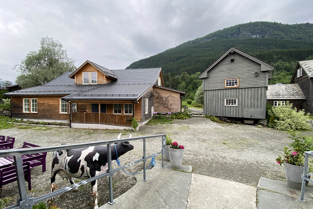 Store Ringheim hotell & restaurant, tunet med Reiskapshuset til venstre.