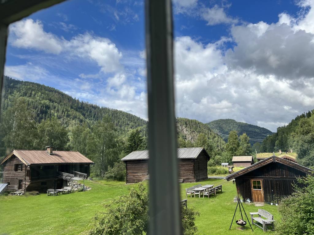 Utsikten fra Nordsalen. Alle rommene har utsikt mot tunet.

/ Sevletunet er en slektsgård i øvre Numedal, midt mellom Kongsberg og Geilo. Det er to fredede bygninger på tunet og mye historie og sjel i alle vegger. Vi forteller historiene om gården og den dramatiske fortellinga om "Sevleguten", og serverer hjemmelaget mat. Gro startet gårdsturisme på Sevle i 1997. Vi tar også imot busser på rømmegrøt og spekemat.