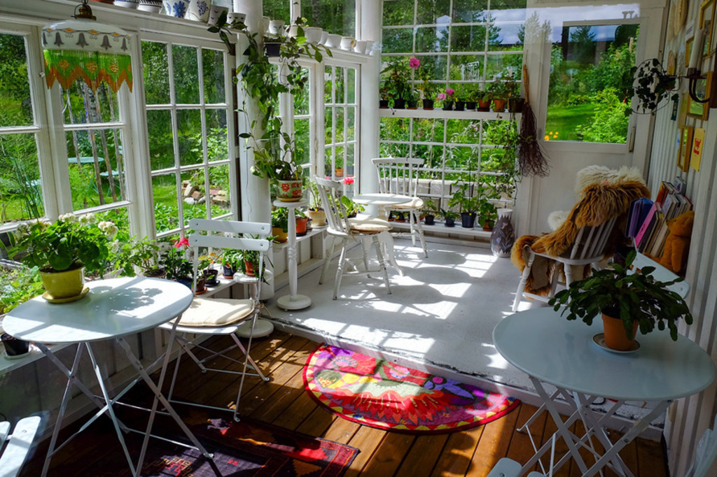 Skulle det komme ei regnskur eller det ble litt kaldt kan vi friste deg med kaffe og vaffel i "Vinterstuggu". Her er gamle vinduer fra stedet fått nytt liv, vi fant de i låven, bak, under og bortenfor...