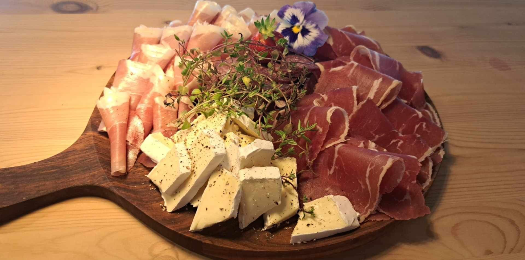 Vi fokuserer på tradisjonsrik mat, og henter våre råvarer lokalt. Spekemat fra Stranda