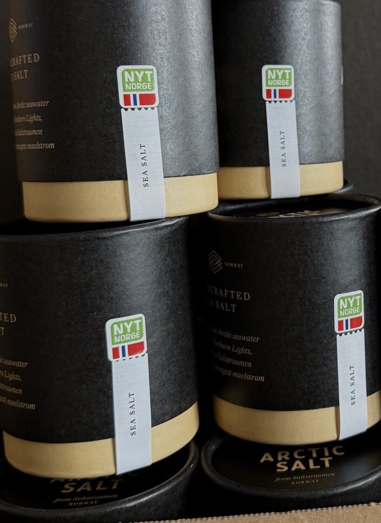 Arctic Salt – nå med Nyt Norge-merket
Vårt håndlagde gourmetsalt fra Saltstraumen er tildelt Nyt Norge-merket – et bevis på at råvaren er norsk og at produktet er produsert og foredlet i Norge. Saltet lages av rent arktisk sjøvann hentet fra verdens sterkeste tidevannsstrøm, og bringer smaken av den nordnorske kysten til bordet.