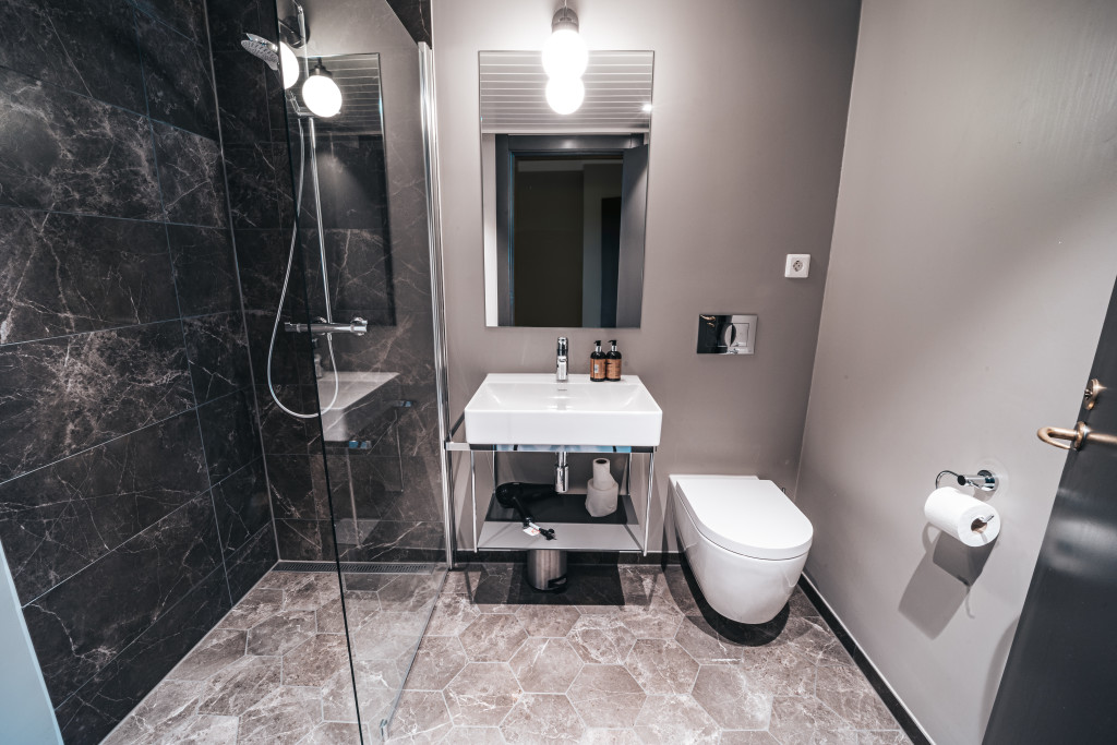 Alle rom har egne bad. Her er badet på superior dobbeltrommene.