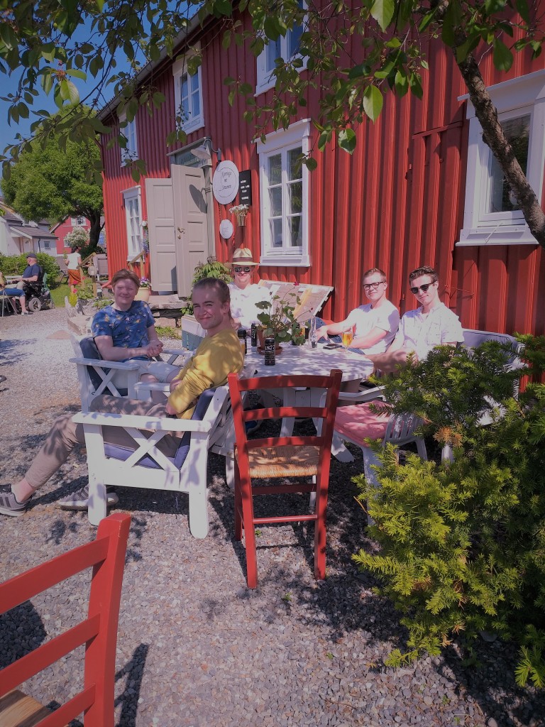 Hos Kjerringa me' Straumen kan du kose deg både inn og ute i Klokkarstuhagen. Vi serverer deilig kald drikke som passer på varme sommerdager!