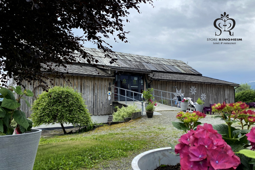Løa med resepsjon, lounge, bar, restaurant og selskap-/møtelokale.