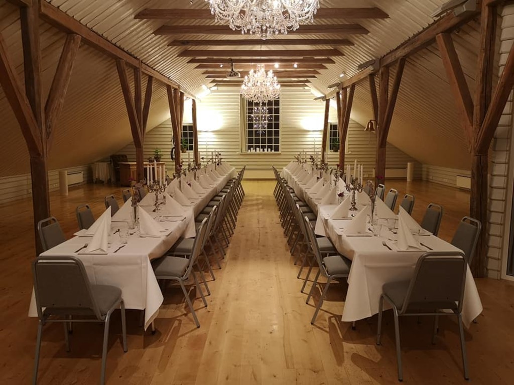 Låvetoppen er et stort og flott lokale som passer for alt fra bryllup, jubileum, konferanser mm.