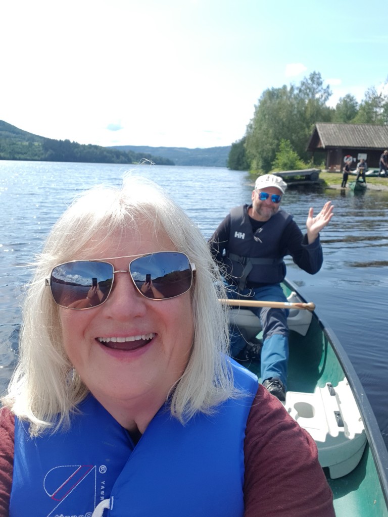 Vi nøyer oss ikke med å se ned på Randsfjorden. På Dokkaldeltaet Våtmarkssenter kan du leie kano. Her har vertskapet tatt seg fri og nyter en kanotur på Randsfjorden.