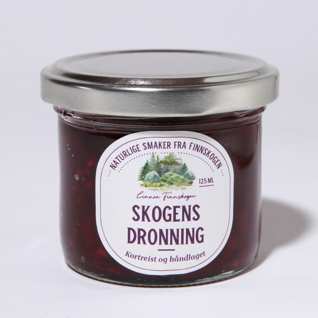 Skogens Dronning syltetøy av lokalt plukkede bær; blåbær, bringebær og tyttebær.
Produktet har mottatt Spesialitetsmerket.