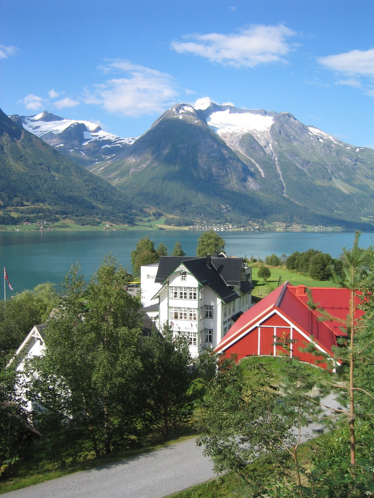 Hotellet ligger idyllisk ved Oppstrynsvatnet med utsikt mot fjell og bre