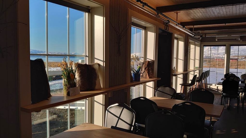 Lokalet inne i Slakteriet Bull Gårdsbutikk/kafe. I vinduet kan man se nydelige puter sydd i geiteskinn!