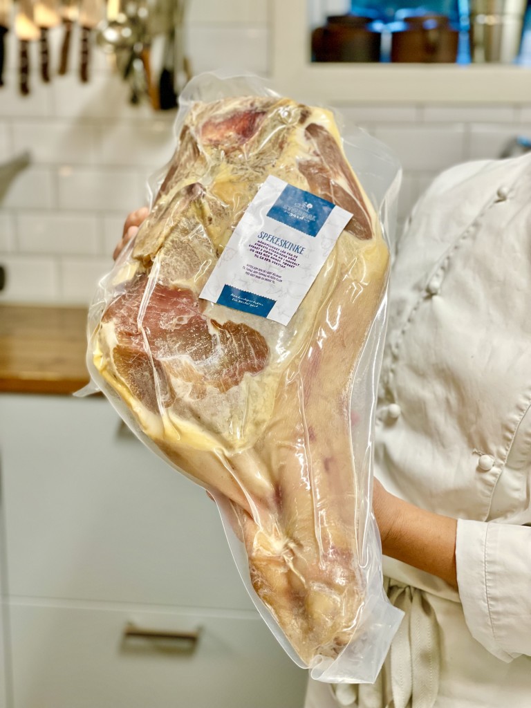 Vi lager spekeskinke av alle lårene fra utegrisen. De saltes 2 døgn pr kg og tørkes deretter til 30% vekttap. Denne serverer vi på menyen i sommerrestauranten og kan også bestilles i stykker eller slicet.