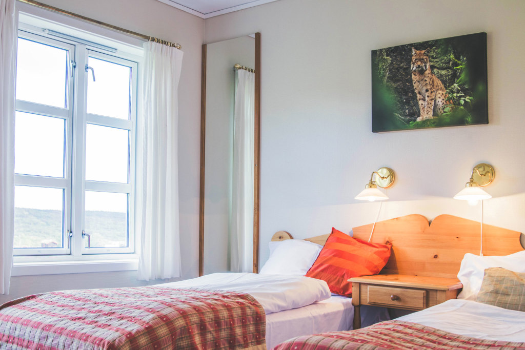 Hotellrommene er lyse, har skrivebord, vannkoker, tv og gratis Wi-Fi. Rommene har bad med dusj og wc. Sengetøy og håndklær er naturligvis lagt på, og frokost er inkludert.