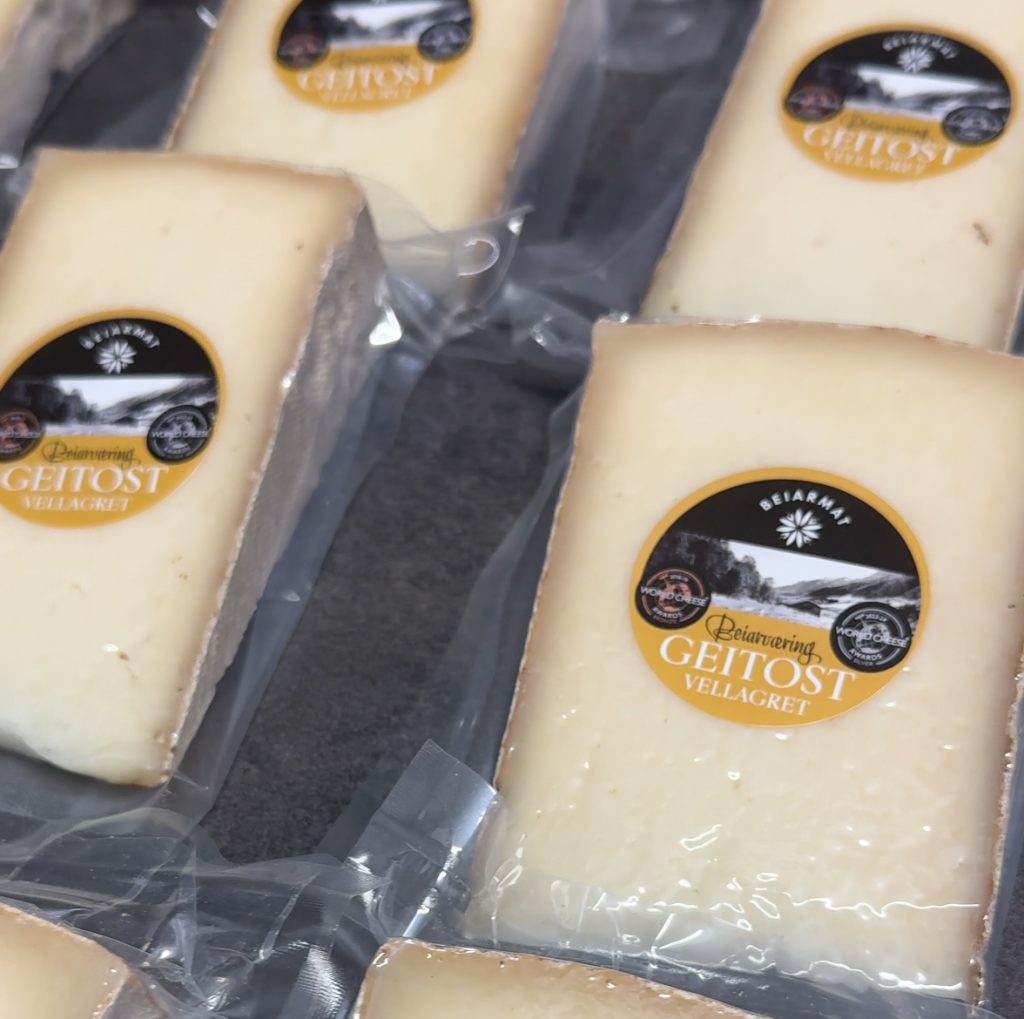 Pakking av Beiarværing, en 6 måneders fast hvit geitost.