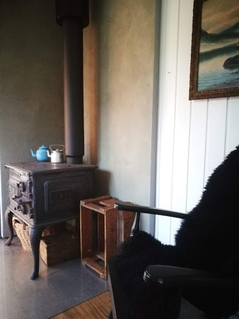 Systova. (Crafters nest) Her er det koseleg å sitje ved omnen med spøtet. (strikkinga)