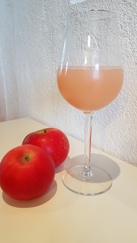 Eplemost av Discovery. Frisk og god eplemost med en fin balanse mellom søtt og syrlig. Passer til retter av kylling og svin, kraftige oster og selvsagt også som ren tørstedrikk.