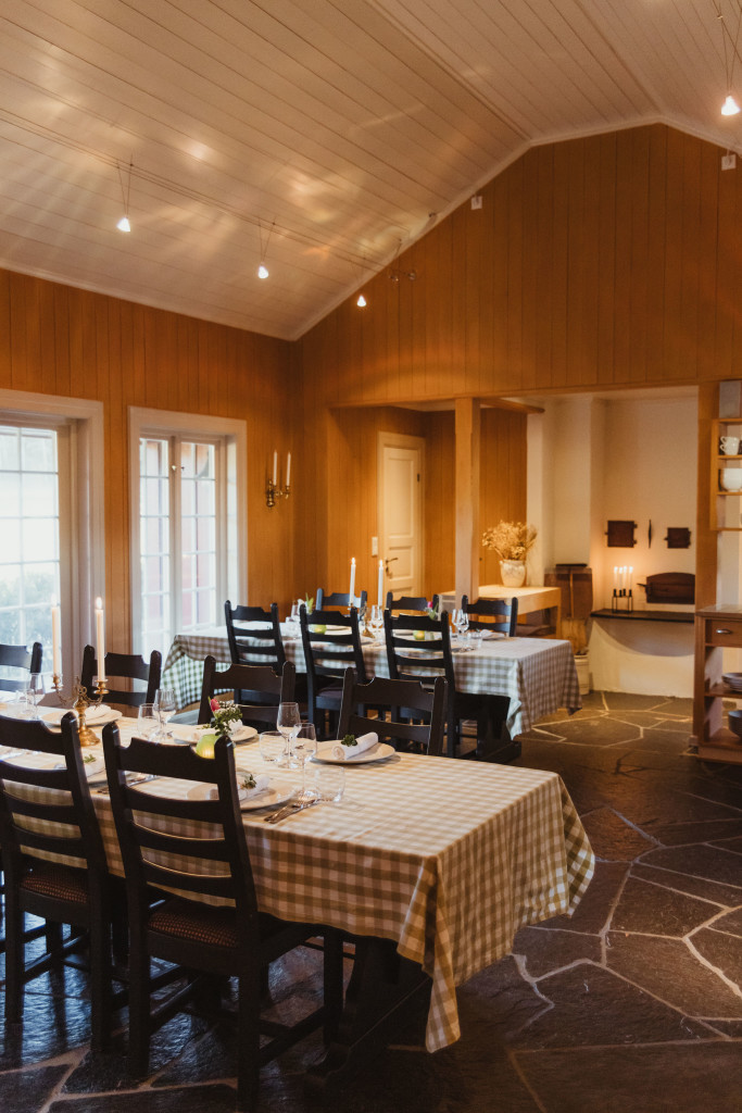 Gildestue med langbord og åpen løsning til storkjøkken