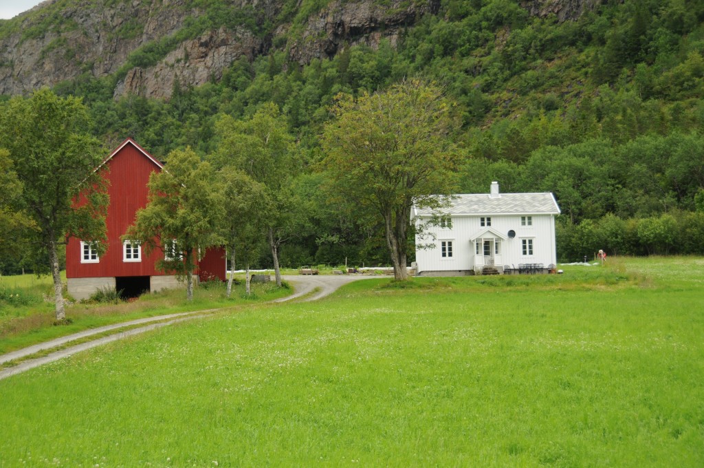 Det tradisjonelle gårdstunet med et koselig nordlandshus og et lite rødmalt fjøs ligger for seg selv i et vakkert kulturlandskap. Dun Feriehus har 8 sengeplasser fordelt på 4 rom, og et godt utstyrt kjøkken.
