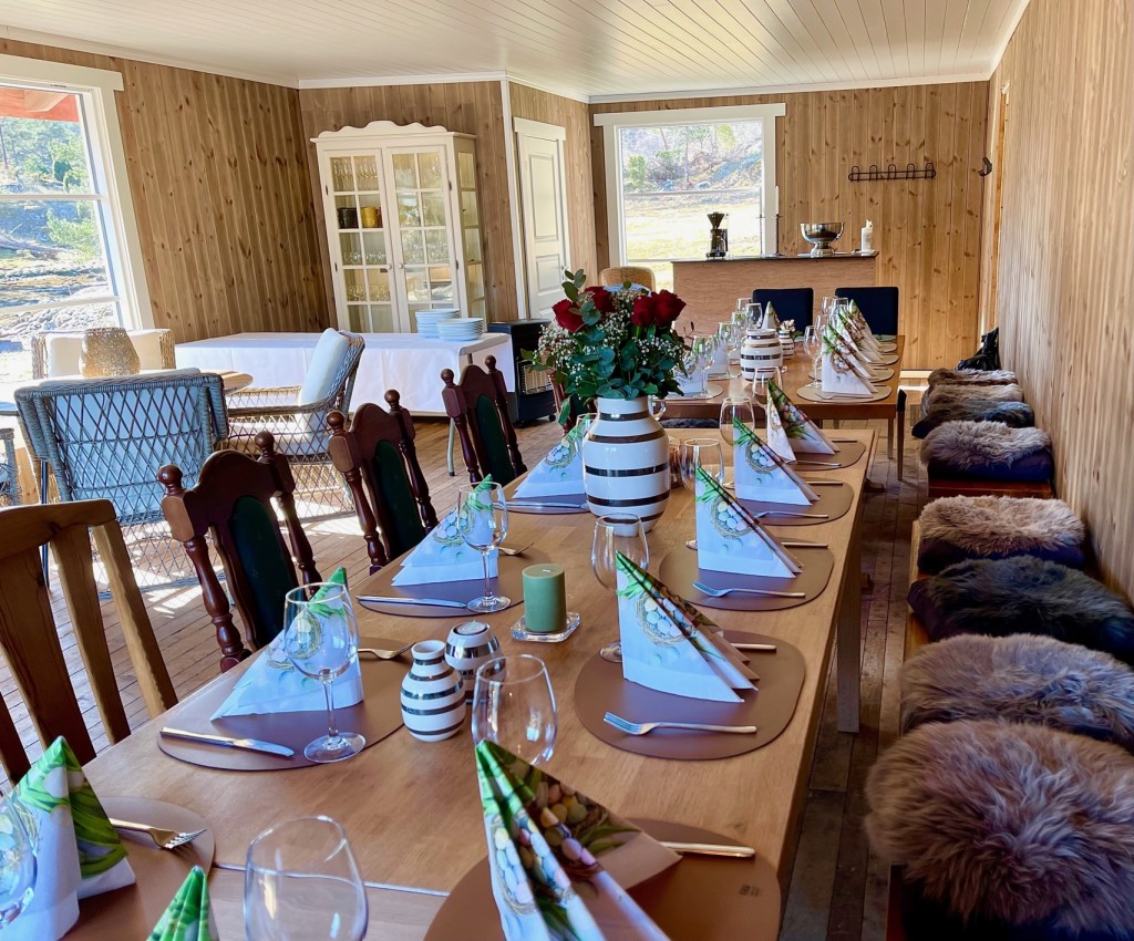 Vi dekker til selskaper i naustet. Mat fra Lavik Kro&Catering nyter du helt i sjøkanten.