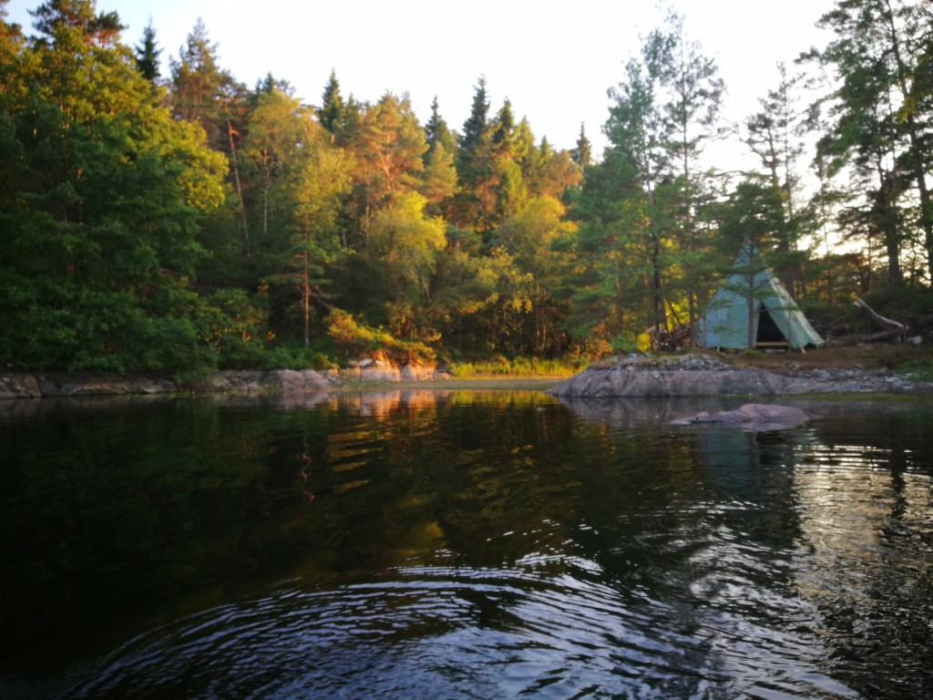Roseholmen. Ei lita øy i Storavatnet. Storavatnet er "stille vatn", dvs at det er det ikkje er lov med motor på båten. (grunneigarar har lov om dei må bruke båt i drifta). Robåt, vester og fiskegarn høyrer med i leiga av holmen. Og stor lavvo med tregolv og vedomn, sjølvsagt.