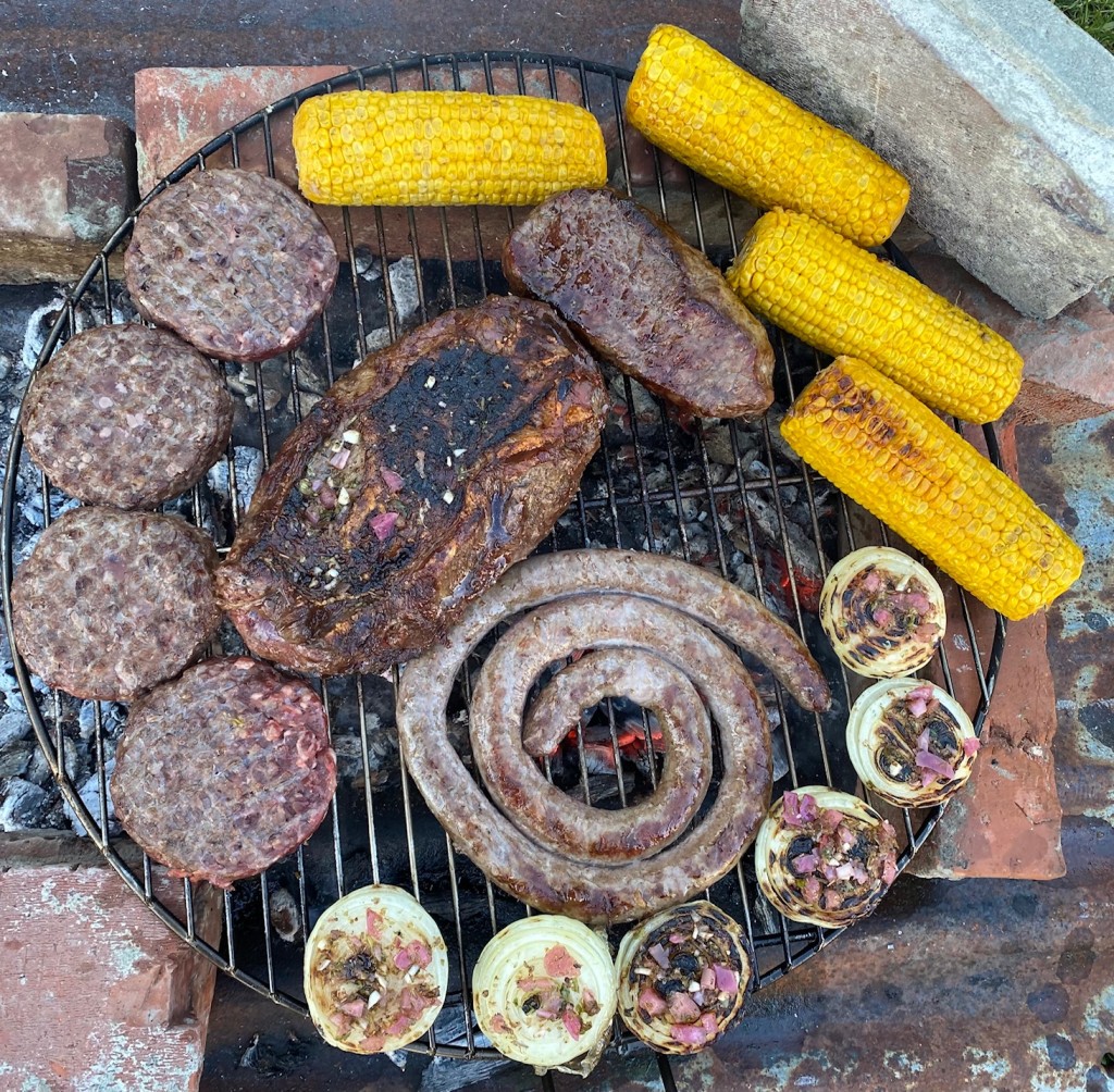 Hjemmelaga salsiccia og annet kjøtt på grillen.