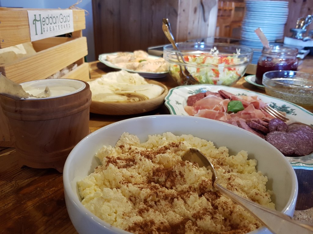 Tradisjonsmat og lokalmat serveres i restauranten på Heddan Gjestegard
