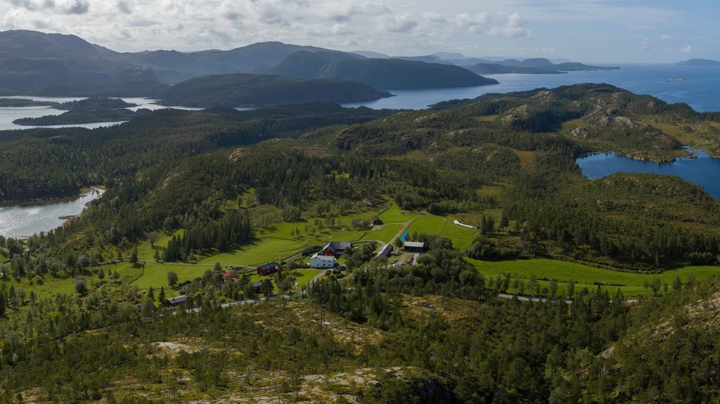 Gården med utsikt vestover mot Setervatnet og Folda. Opløfjorden mot sør.