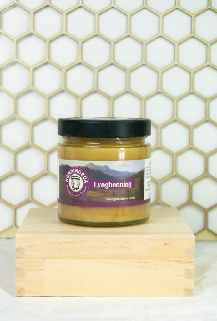 Sanket inn på sensommeren på lyng engene i skogen og fjellet her i Telemark.
Lyng honning har en litt kraftig smak. Dette er manges favoritt honning.
Lynghonning Norges Egen Manuka Honning. Viste du at Norsk Lynghonning inneholder mere av metylglyoksal (MGO) enn den berømte og betydelig dyrere Manuka-honningen fra New Zealand, noe som gir den en ekstra helsefordel. MGO er kjent for sine antibakterielle egenskaper, noe som gjør lynghonningen til en perfekt følgesvenn for både helse og velvære.
