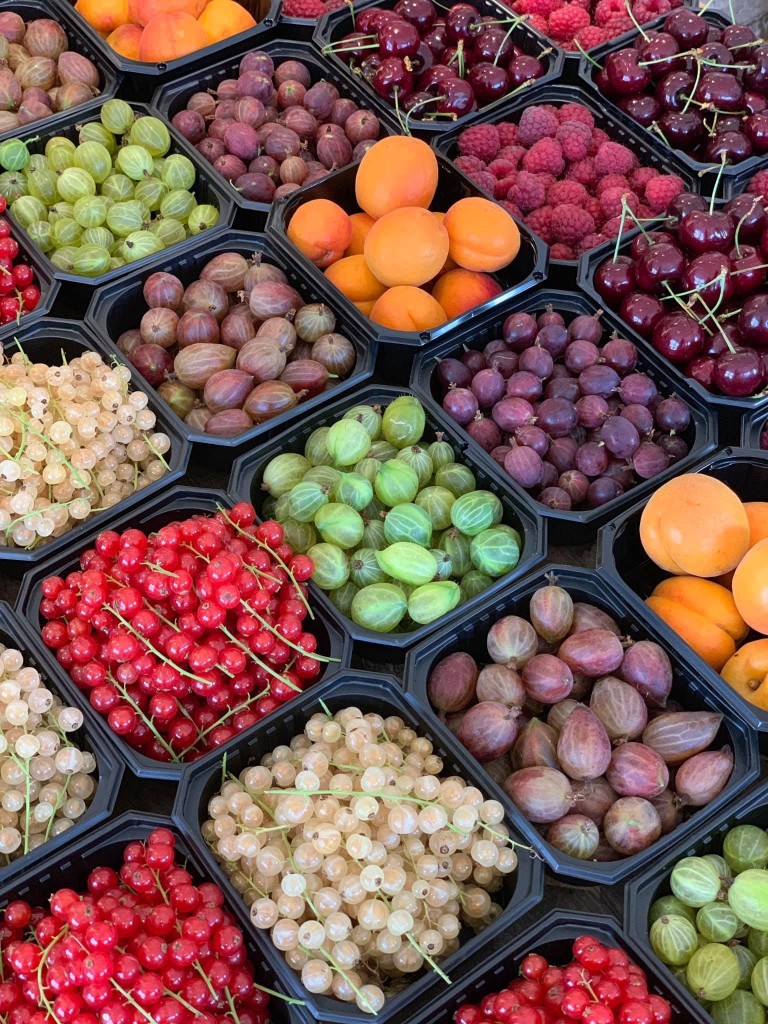 Om sommaren og hausten bugnar det med frukt og bær i Lærdal og i Sogn. Da fyller me landhandelen slik som her på bilde.