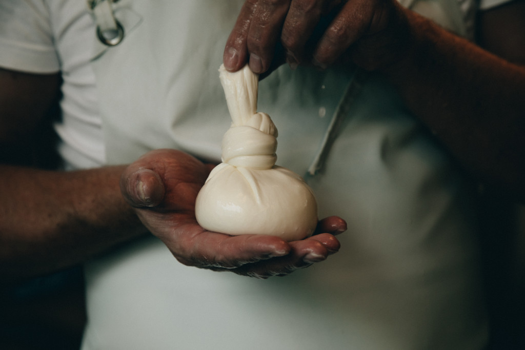Burrata er en mozzarella som er åpnet opp og fylt med et deilig fløtefyll. Har du prøvd vår Snøball burrata?