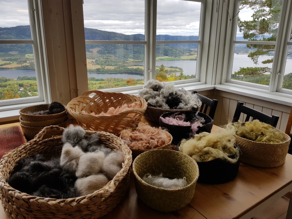 Spinnetreff og plantefarga ull med utsikt fra glassverandaen.