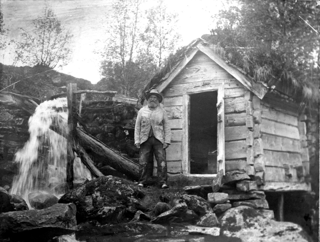 Historisk bilete frå Elvadalen i Volda. Mylnå utvikla seg frå dette miljøet.