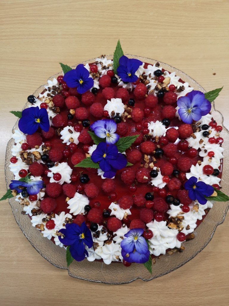 Ostekake med gårdens bringebær.