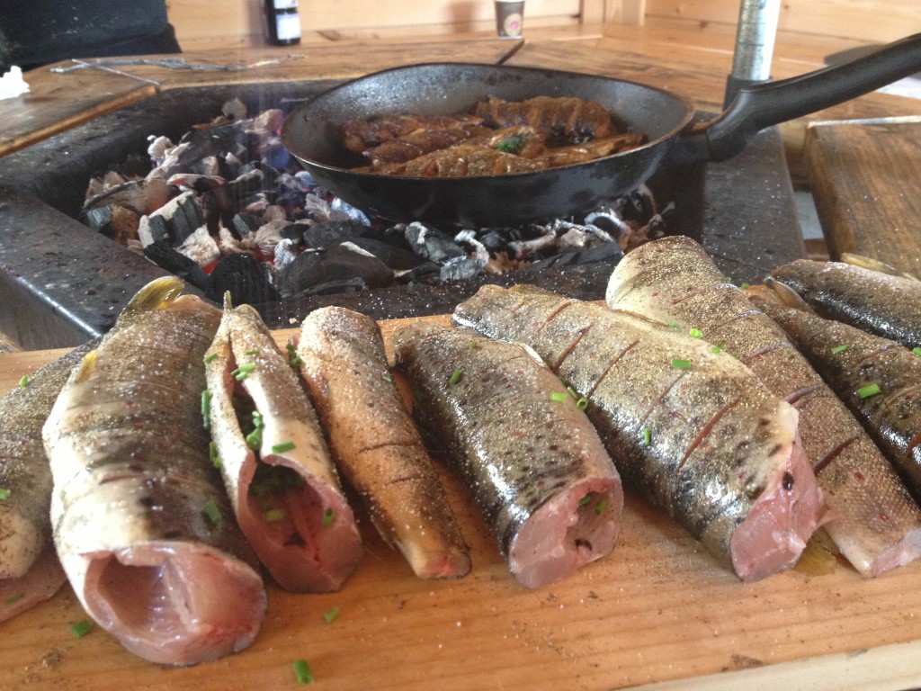 Steking av ørret fra gårdens eget fiskevann