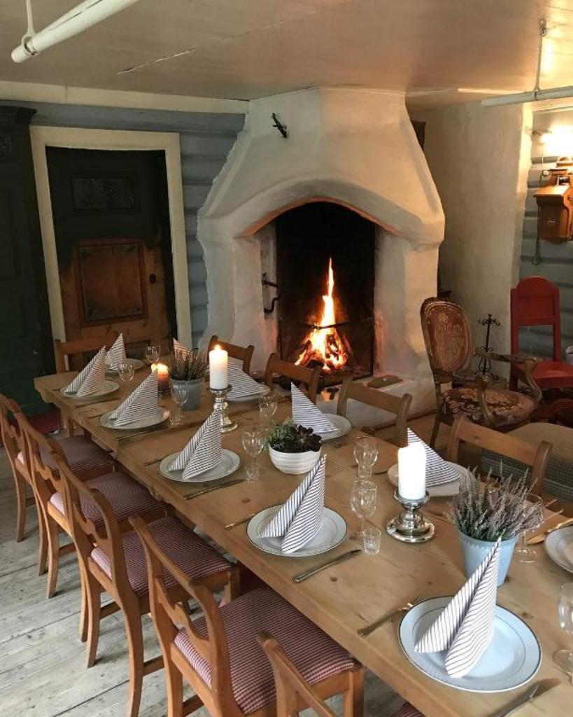 Serveringslokalet i Numedalsstua i hovedhuset fra 1850, foran bålet i den store Numedalspeisen.