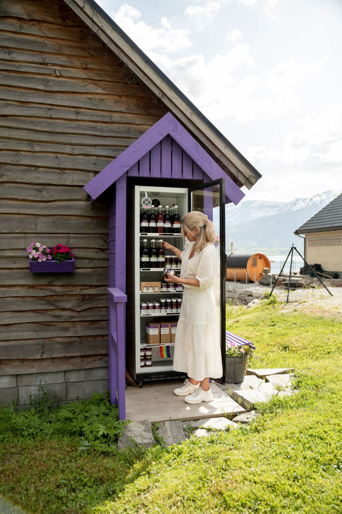 Syltekottet. Dette er ei sjølvbetjent salgbod som står lang vegen ved garden vår. Den er open frå mai til oktober. I syltekottet finn du lokal mat og drikke frå Påldtun og andre lokale produsentar. I sesongen kan du også handle fersk frukt og bær.
