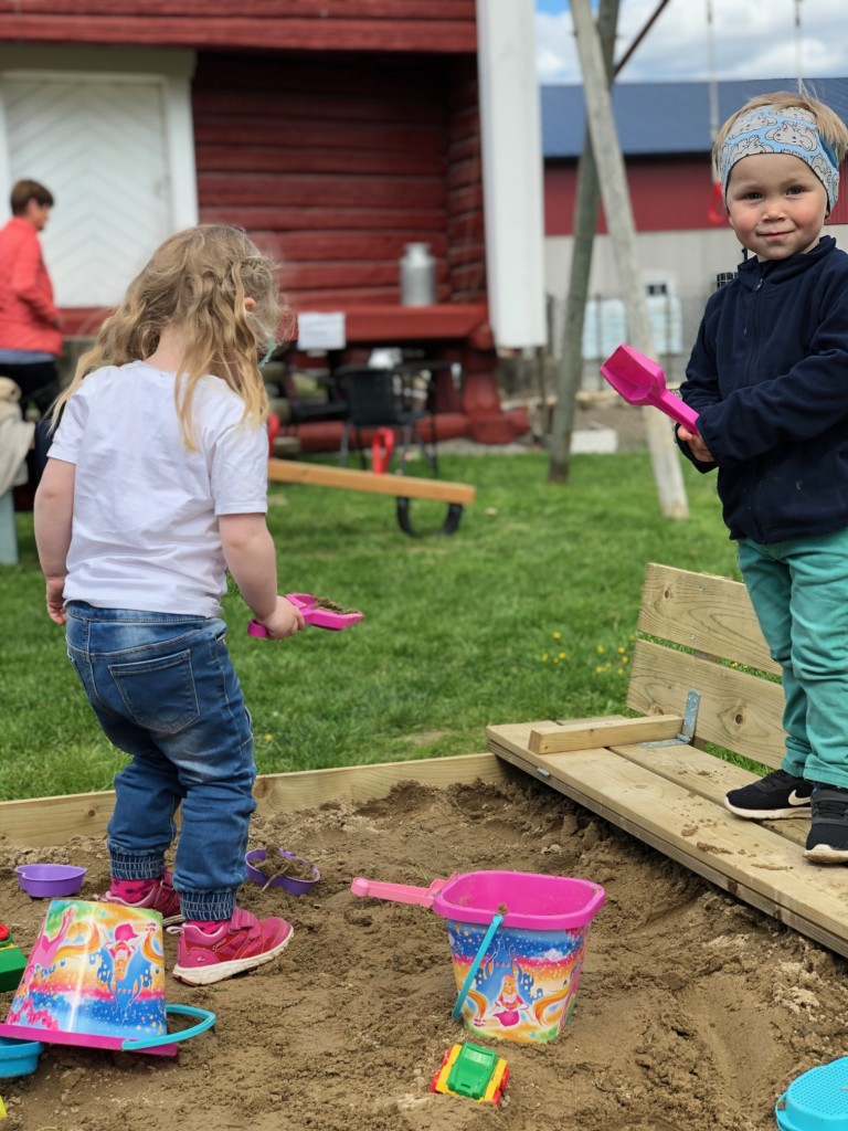 Barna har egen lekeplass på gårdstunet